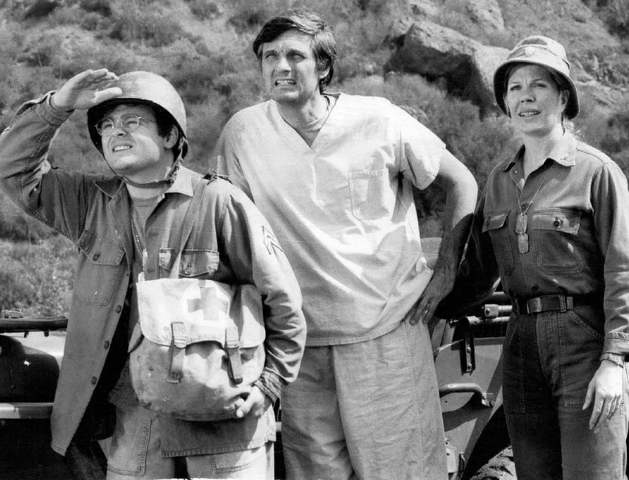 Gary Burghoff, Alan Alda, and Loretta Swit in M*A*S*H (1976 press photo)