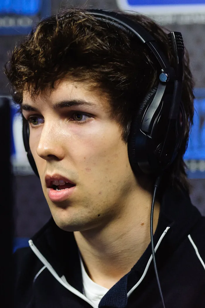 Manuel Grubby Schenkhuizen wearing a headset at a tournament